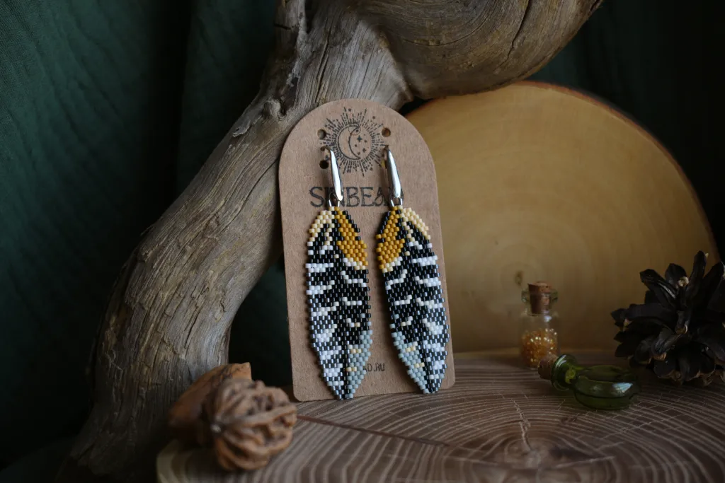 Серьги из бисера "Перо ястреба"