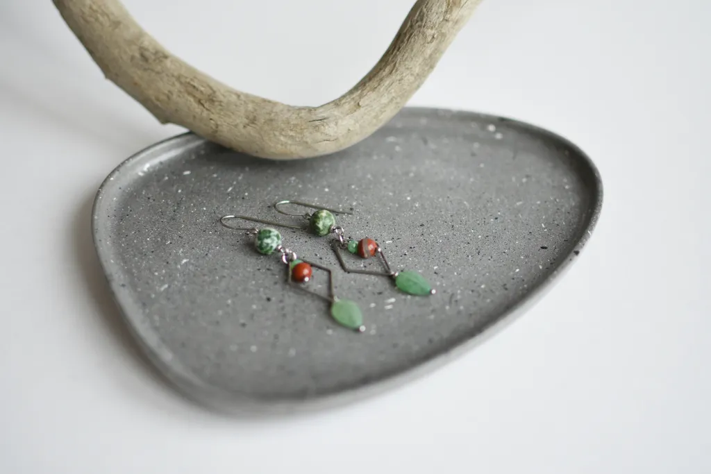 Зеленые серьги с натуральными камнями