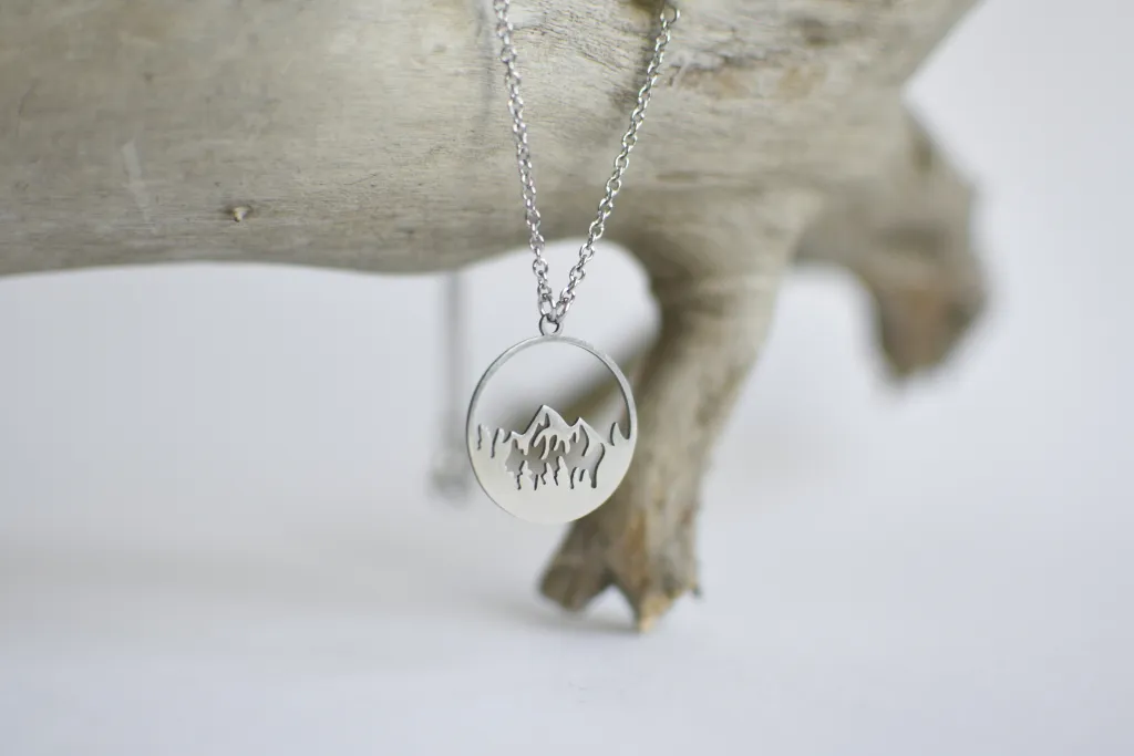 Кулон "Горы" с пренитом