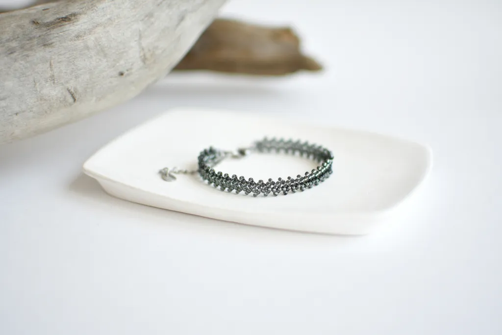 Серый браслет из бисера
