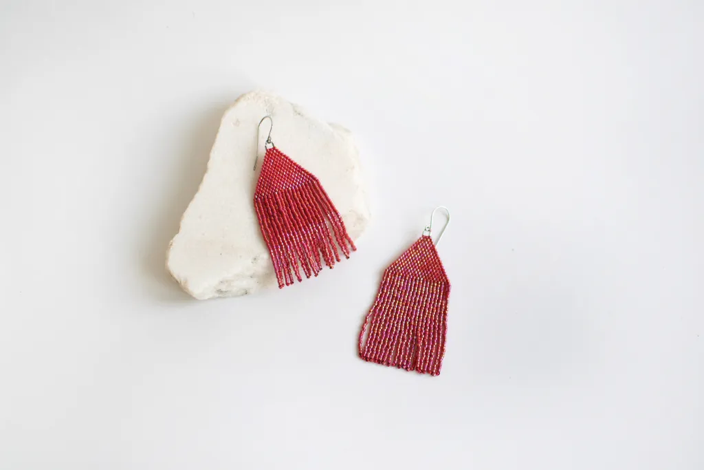Алые серьги из бисера с бахромой