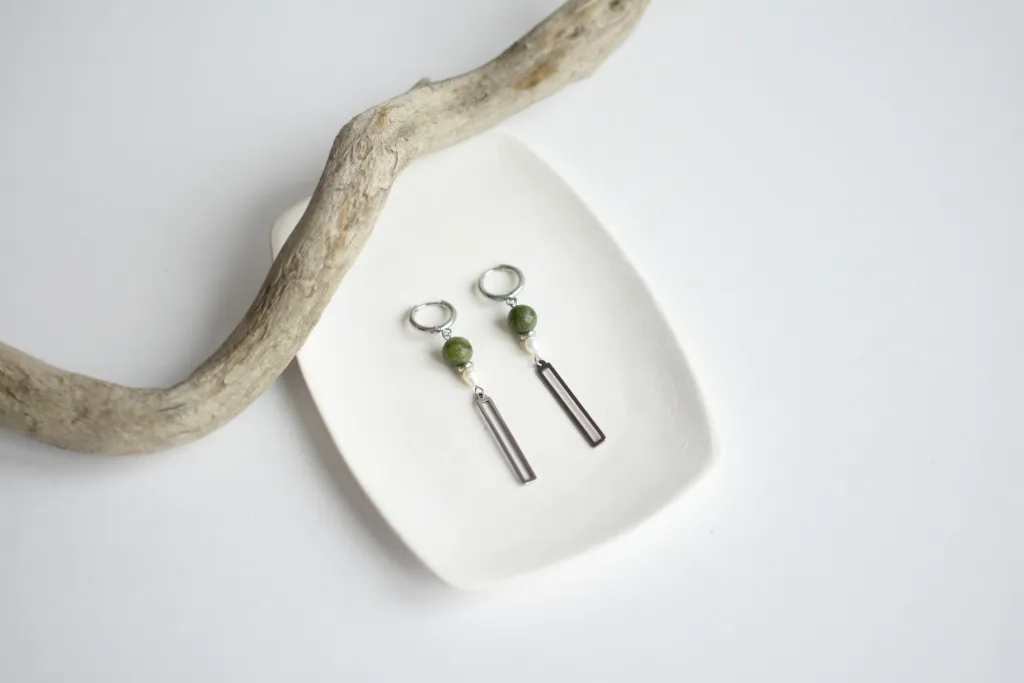 Серьги с серпентином и жемчугом