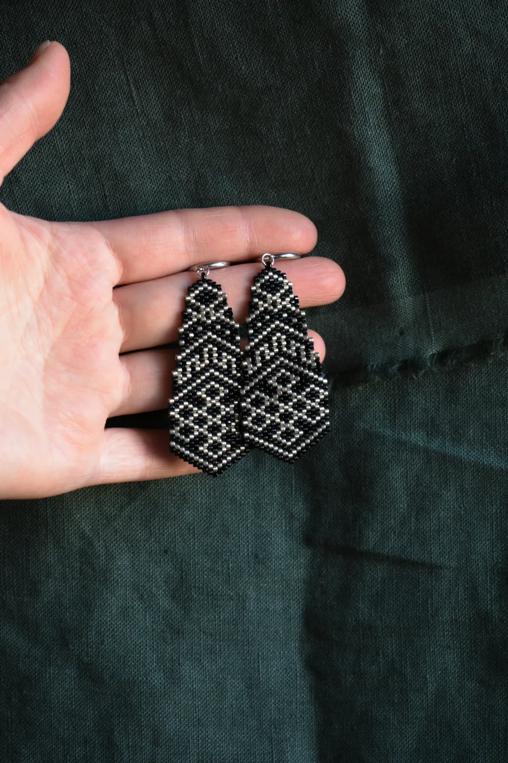 Серьги из бисера с узлом бесконечности