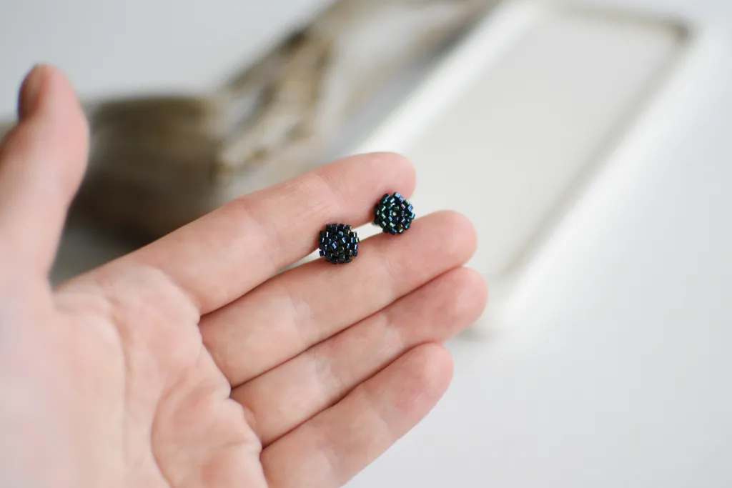 Серьги-гвоздики из тёмно-синего бисера