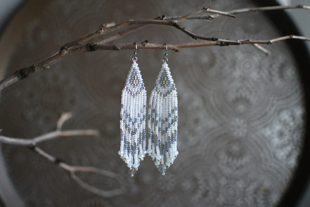 Серые серьги из бисера с бахромой и лабрадором
