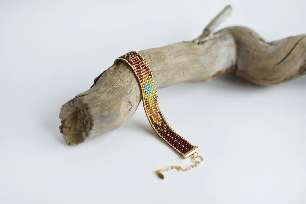 Коричневый браслет из бисера в стиле бохо