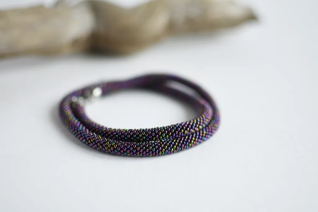 Длинный тонкий фиолетовый шнур из бисера