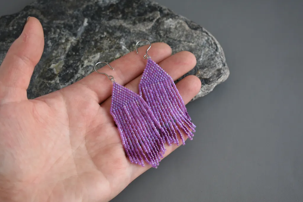 Серьги из бисера с бахромой цвета фуксия