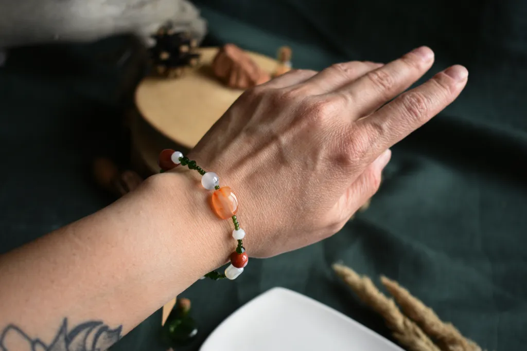 Яркий браслет с натуральными камнями