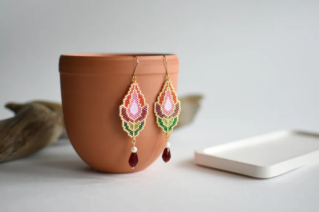 Серьги из бисера "Витражные тюльпаны" красные