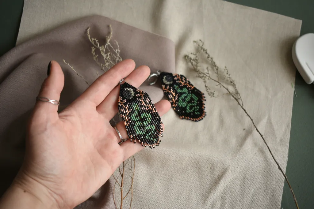 Серьги из бисера со змейкой и луной