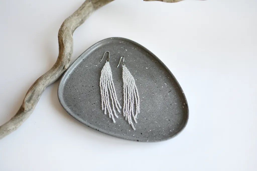 Белые серьги из бисера