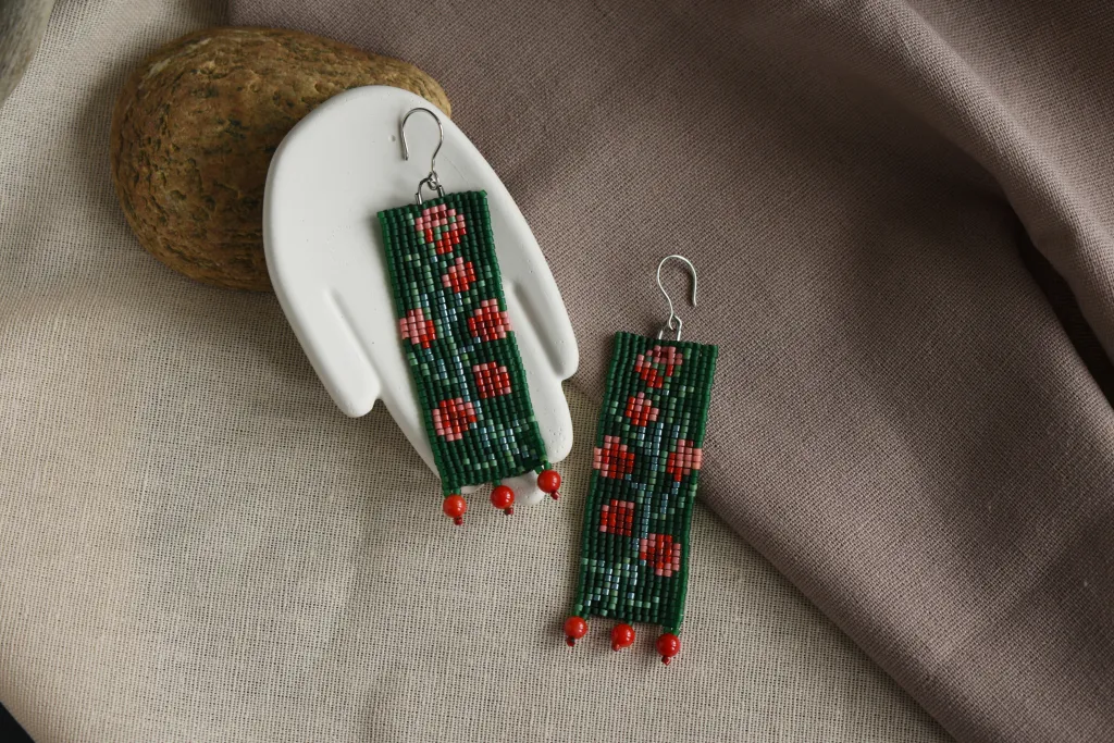Серьги из бисера с красными цветами