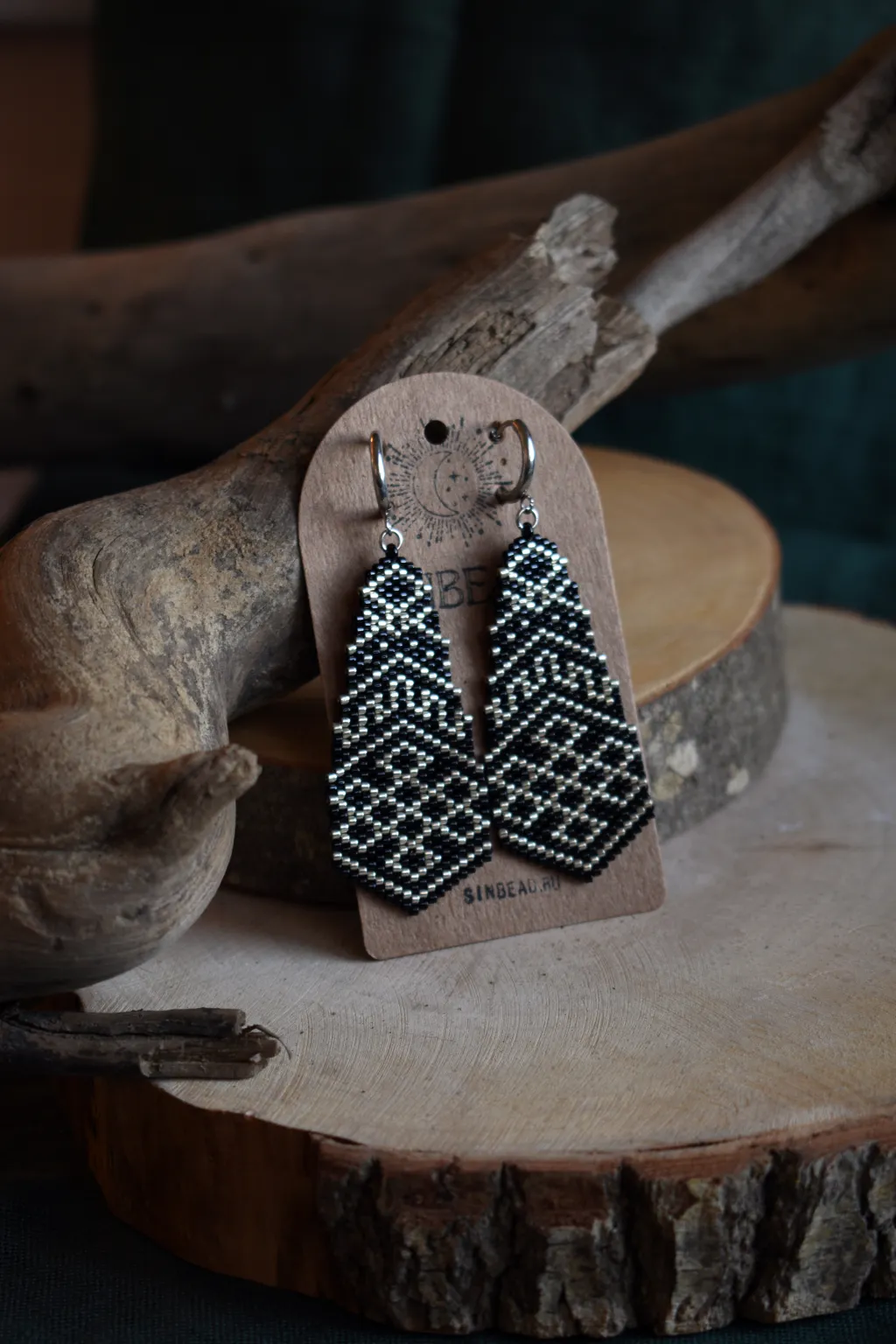 Серьги из бисера с узлом бесконечности