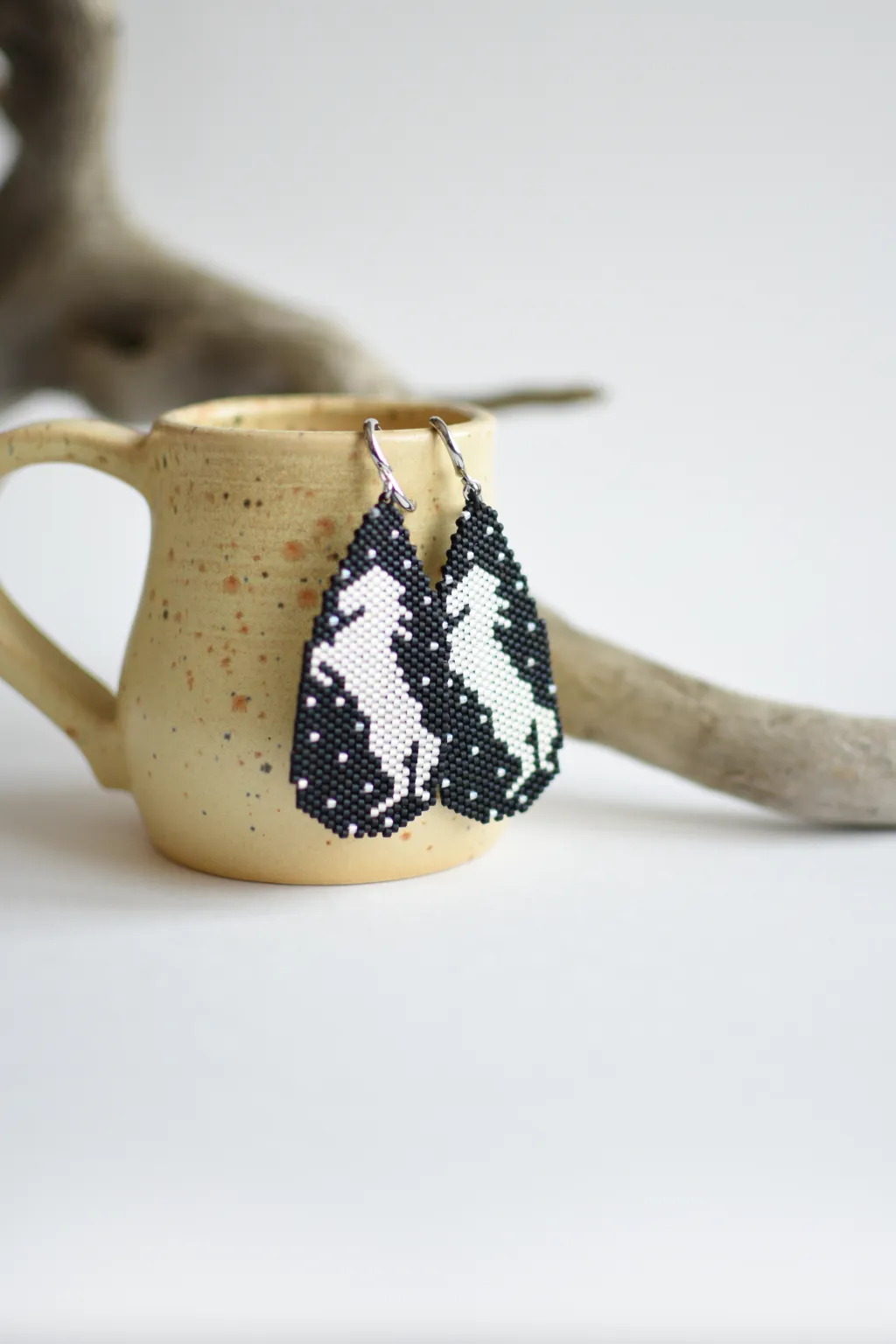 Серьги из бисера с силуэтом лошади