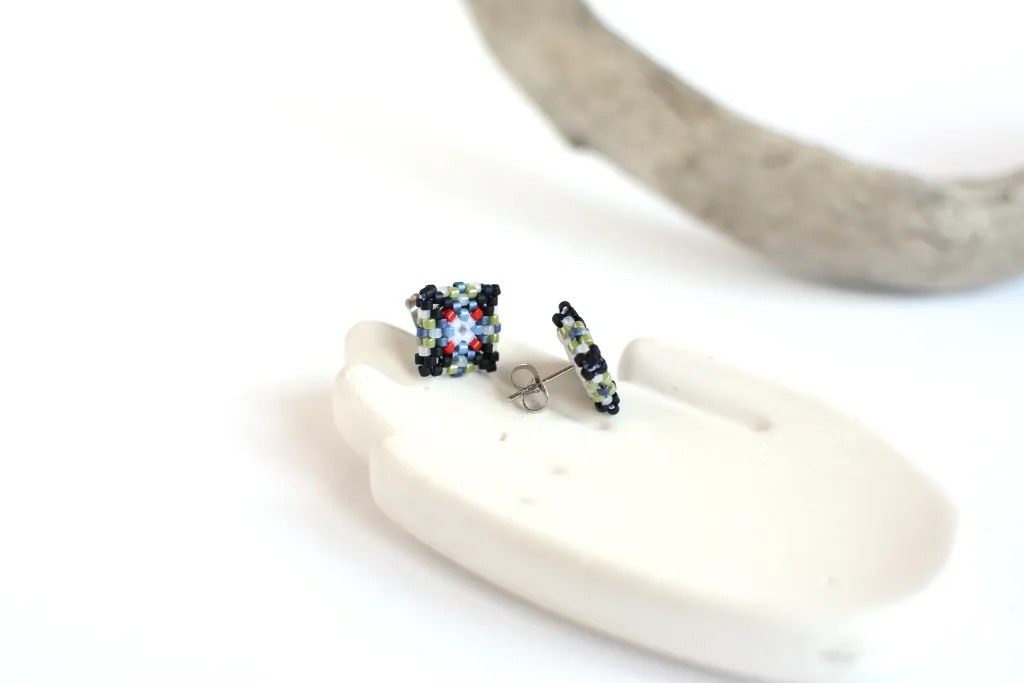 Серьги пуссеты из бисера