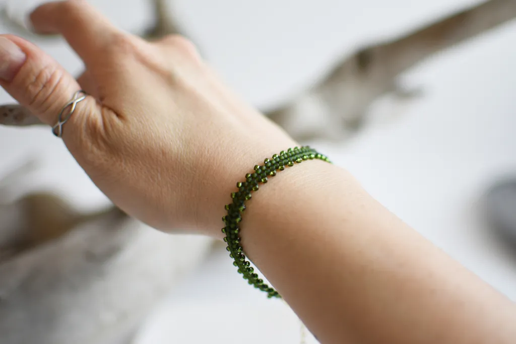 Зелёный браслет из бисера