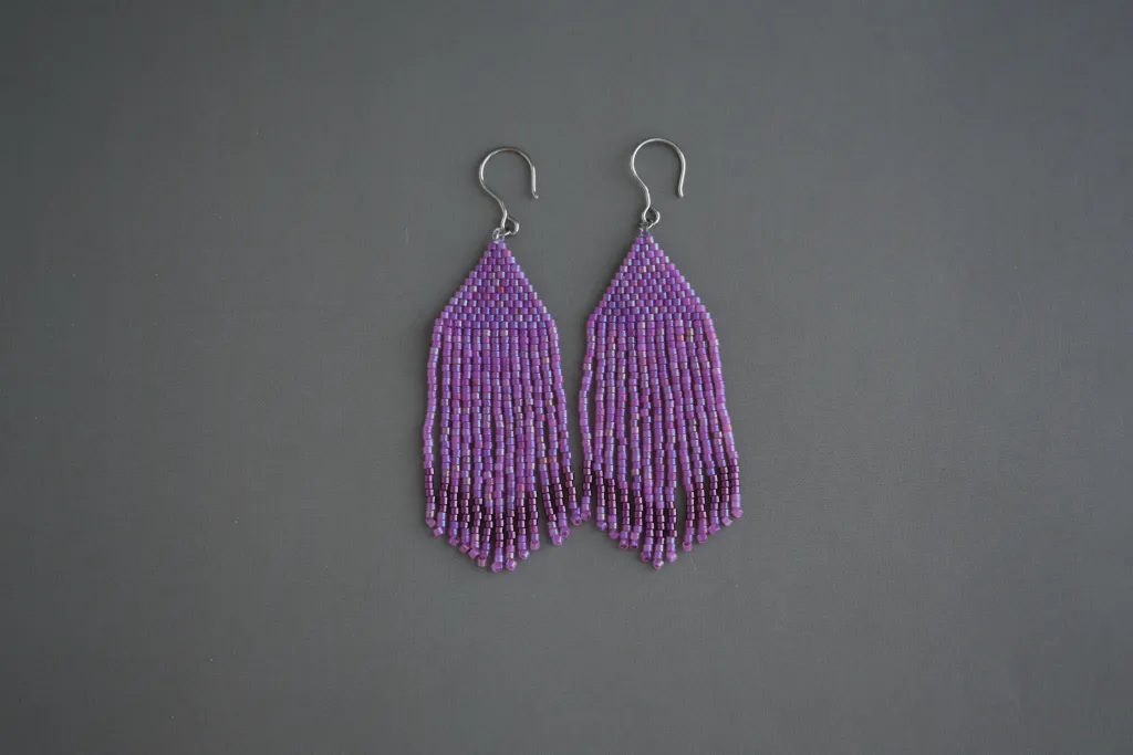 Серьги из бисера с бахромой цвета фуксия