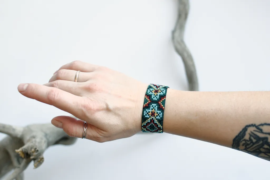 Браслет из бисера в бохо стиле