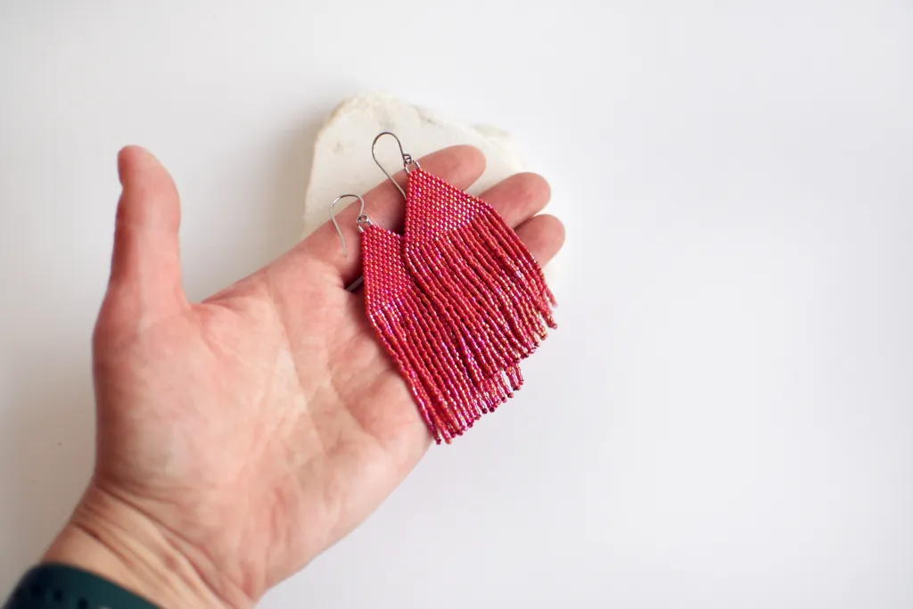 Алые серьги из бисера с бахромой