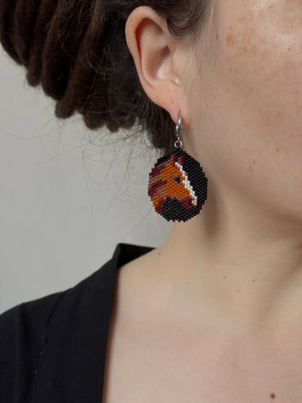Серьги с лошадью из бисера