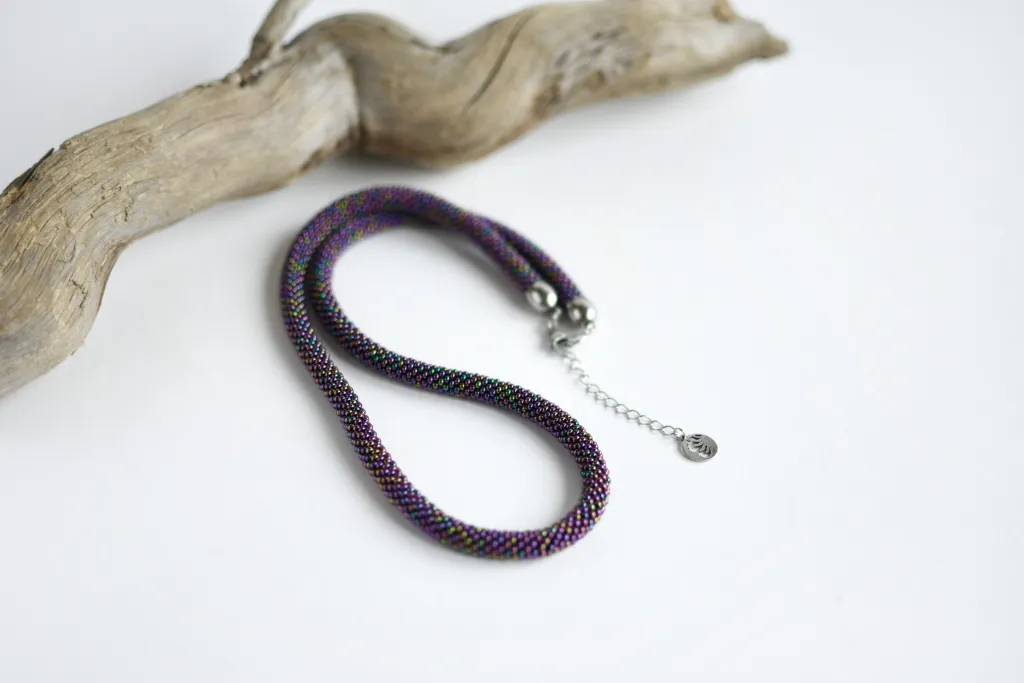 Длинный тонкий фиолетовый шнур из бисера