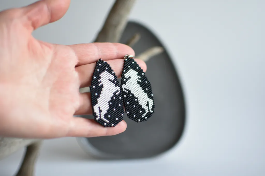 Серьги из бисера с силуэтом лошади