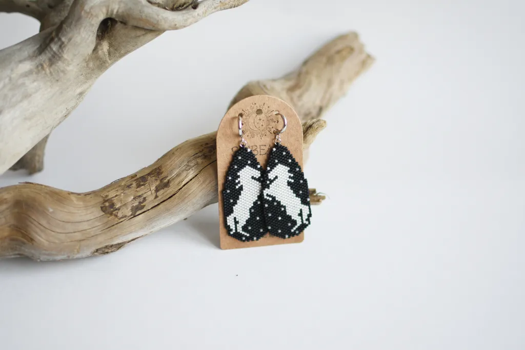 Серьги из бисера с силуэтом лошади