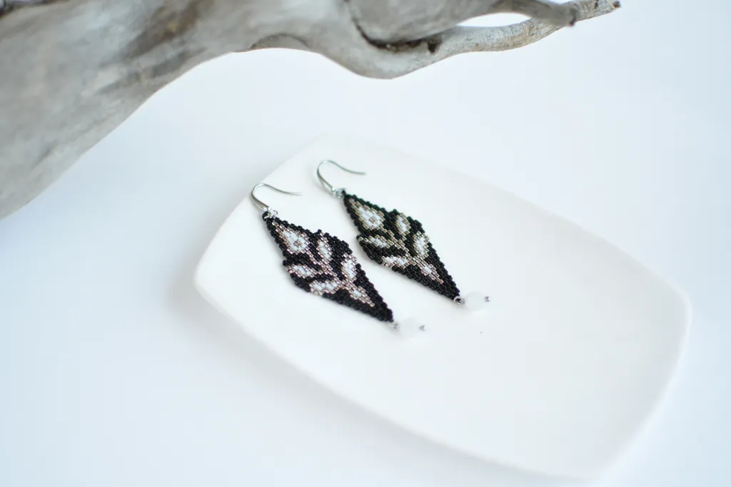 Черные серьги из бисера с веточками