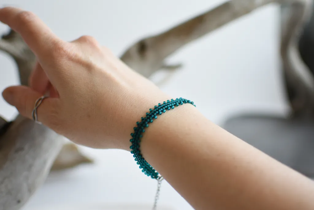 Браслет из бисера цвета морской волны