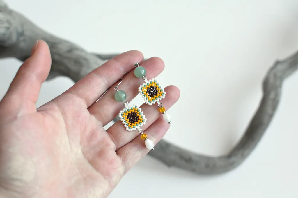 Серьги из бисера "Бабушкин квадрат"