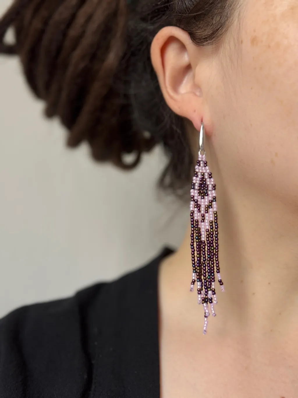 Фиолетово-розовые серьги из бисера