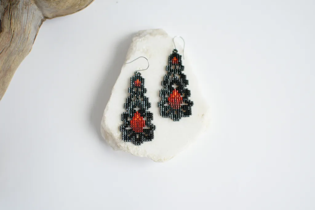 Серьги из бисера в готическом стиле