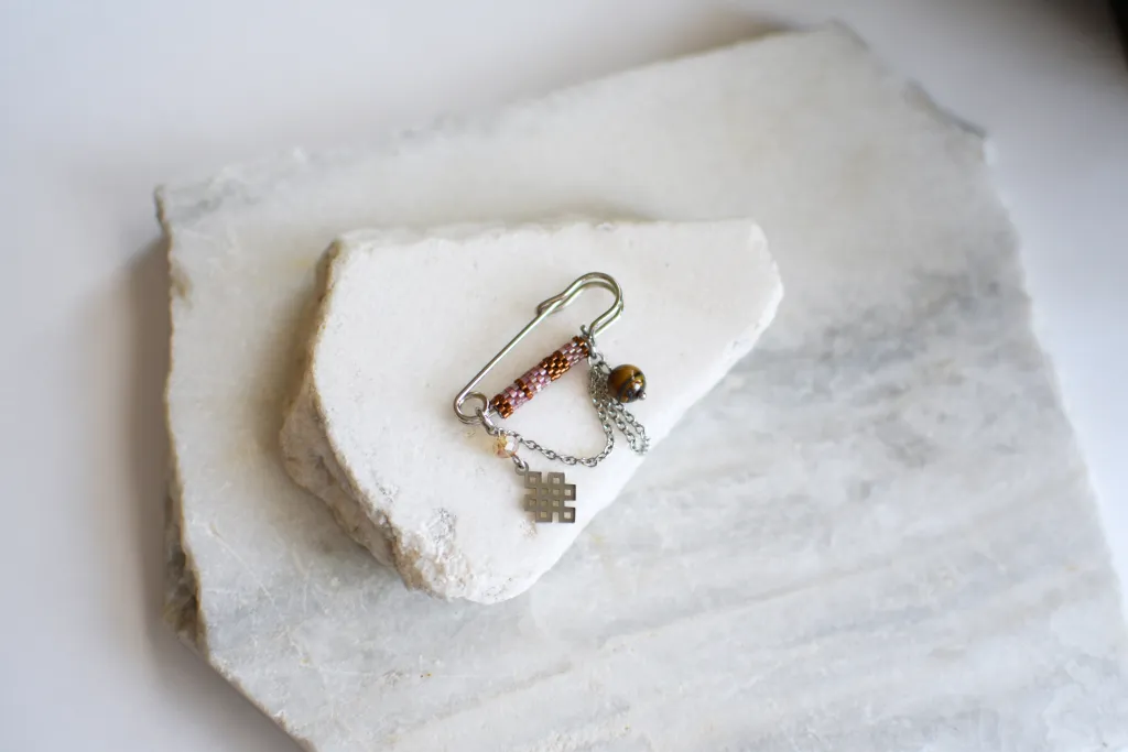 Брошь-булавка "Улзы" с тигровым глазом