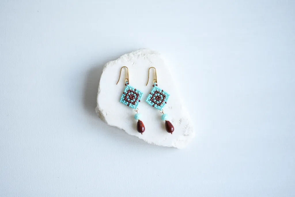Висячие бирюзовые серьги из бисера с яшмой