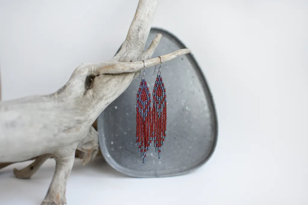 Красные длинные серьги из бисера