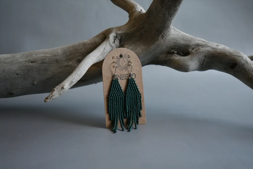 Тёмно-зеленые серьги из бисера с бахромой