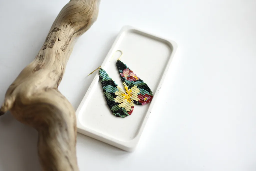 Цветочные серьги из бисера