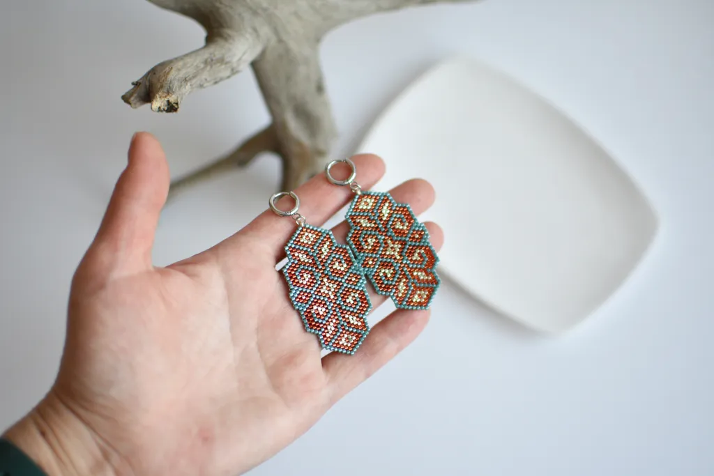 Красные серьги из бисера