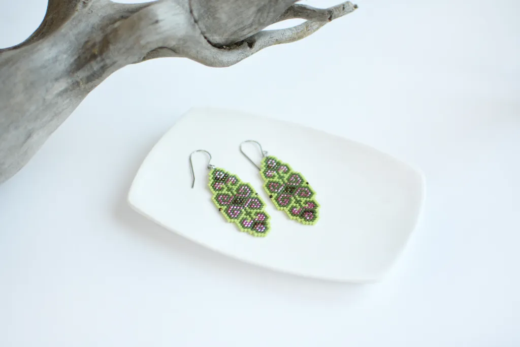 Зелёные серьги из бисера с восточным орнаментом