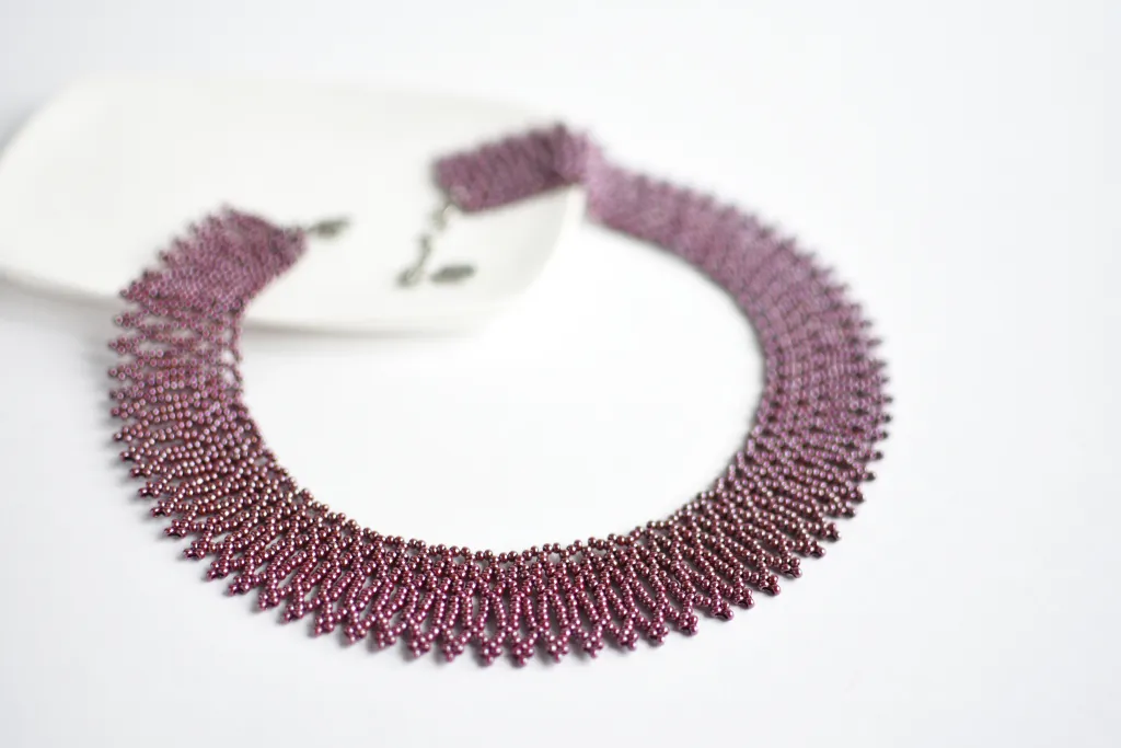 Бордовое ожерелье из бисера