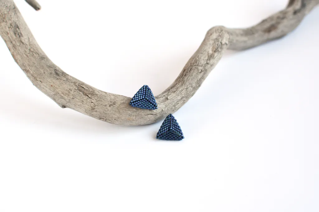 Треугольные серьги-гвоздики из бисера