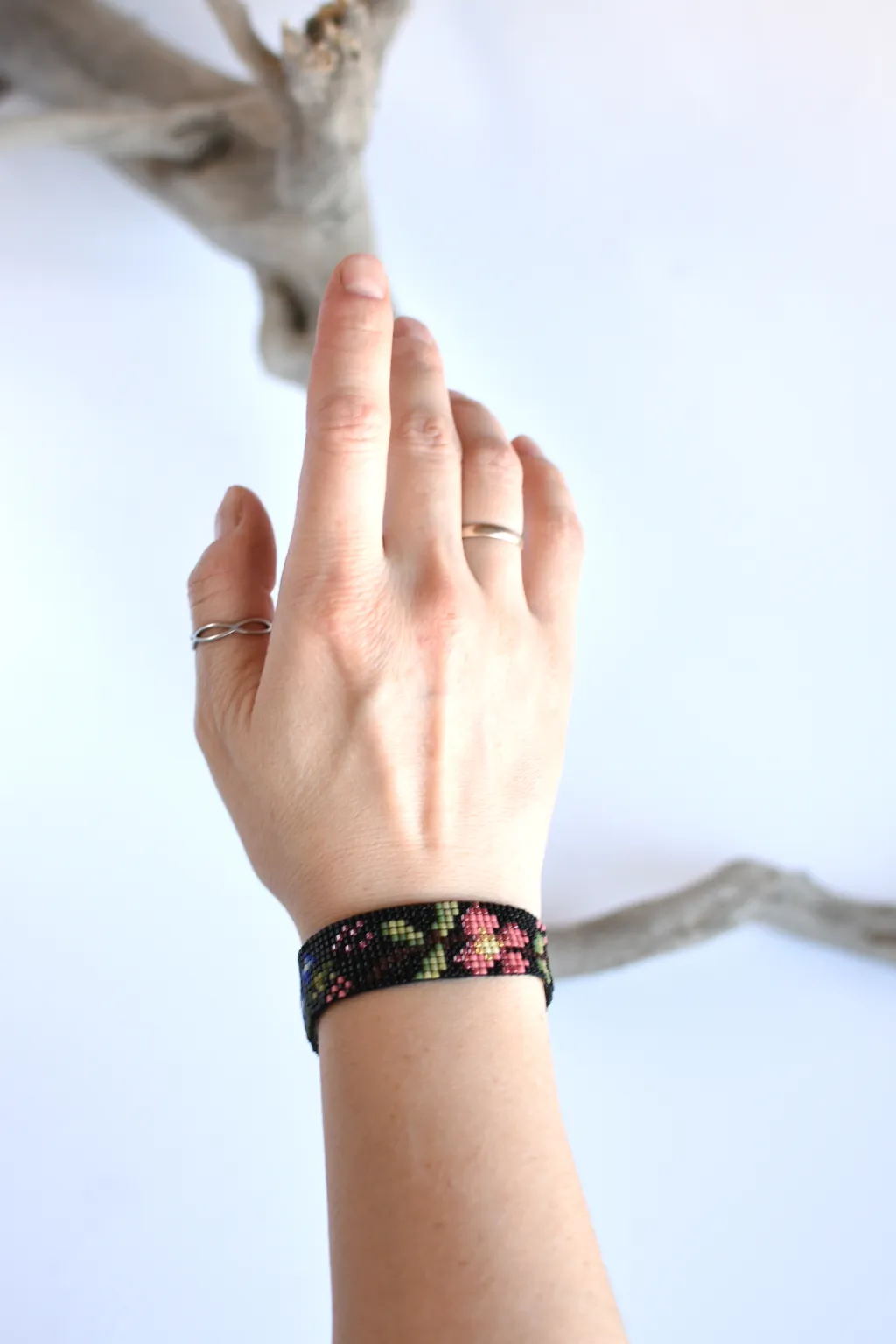 Цветочный браслет из бисера