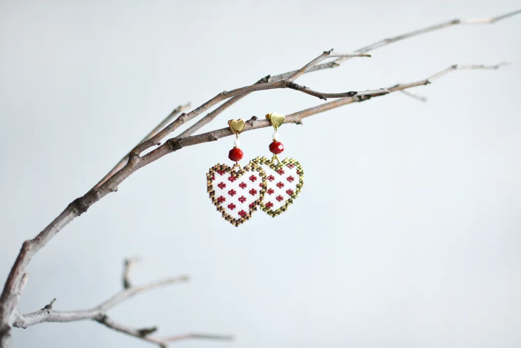 Серьги сердечки из бисера