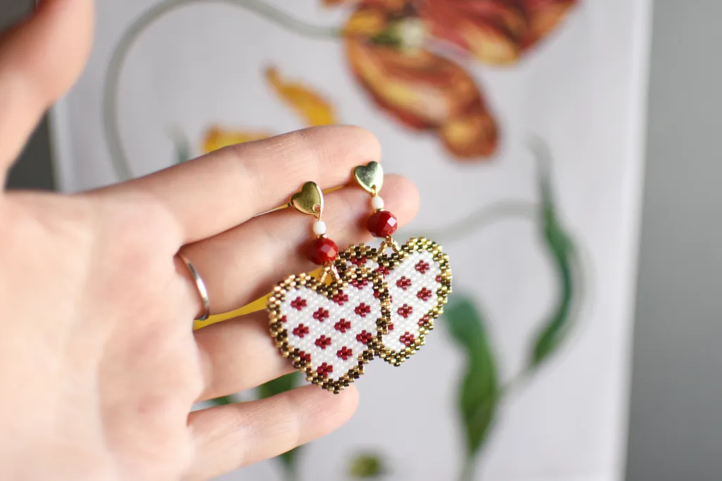 Серьги сердечки из бисера