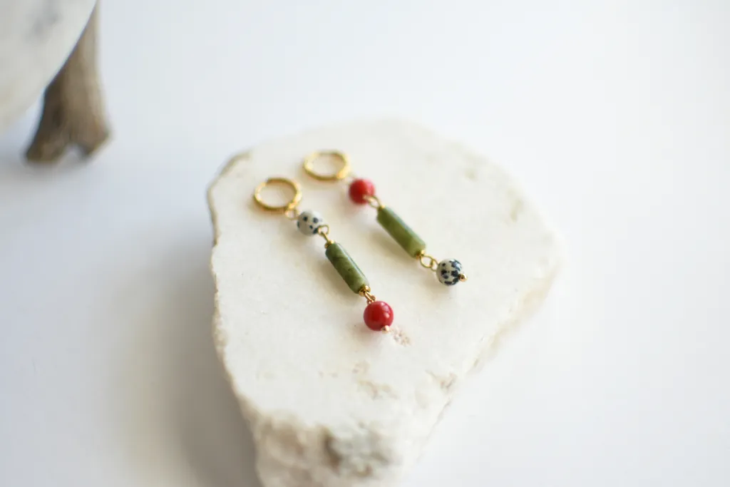 Серьги с серпентином и кораллом