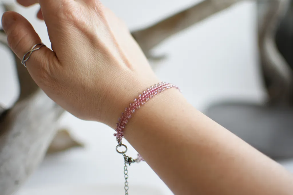 Розовый браслет из бисера
