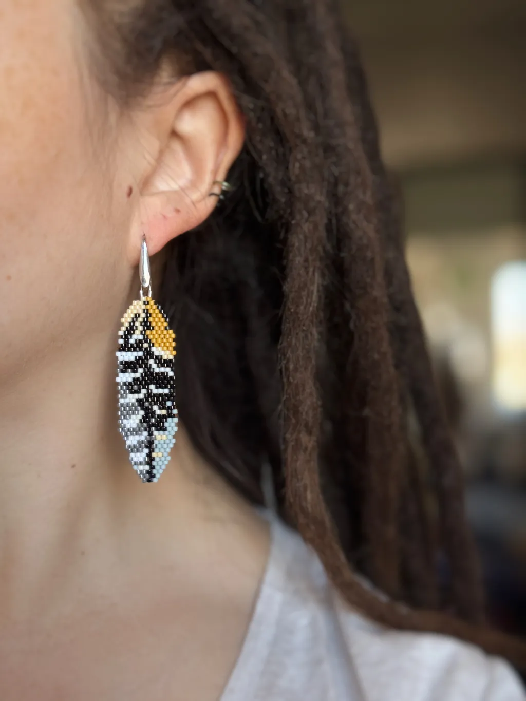 Серьги из бисера "Перо ястреба"