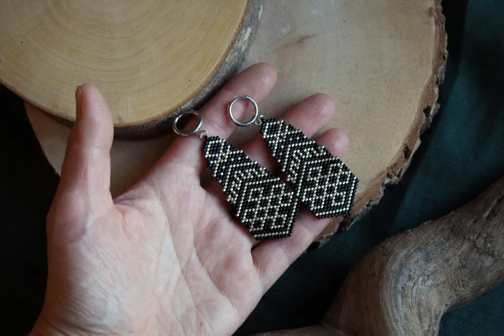 Серьги из бисера с узлом бесконечности
