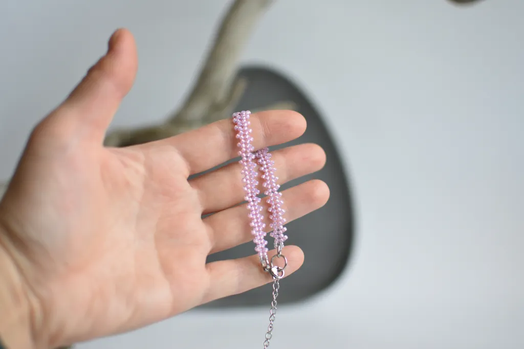 Розовый браслет из бисера
